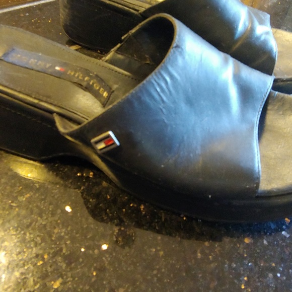 Black Tommy Hilfiger shoes, size 9 - Picture 3 of 4